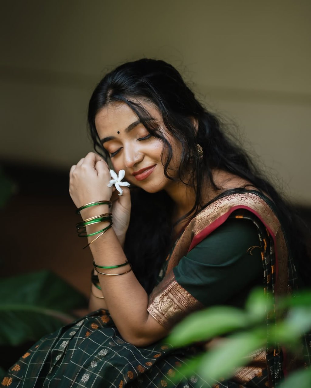 Grean fulljadi adorned with beautiful Zari work in form of traditional motifs.