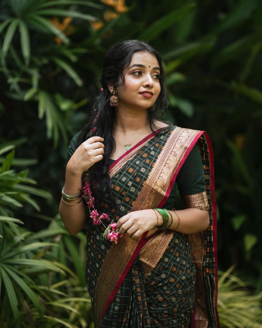 Grean fulljadi adorned with beautiful Zari work in form of traditional motifs.